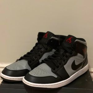Name of the shoe is Jordan 1 mid ‘shadow’ size:10.5 condition: good